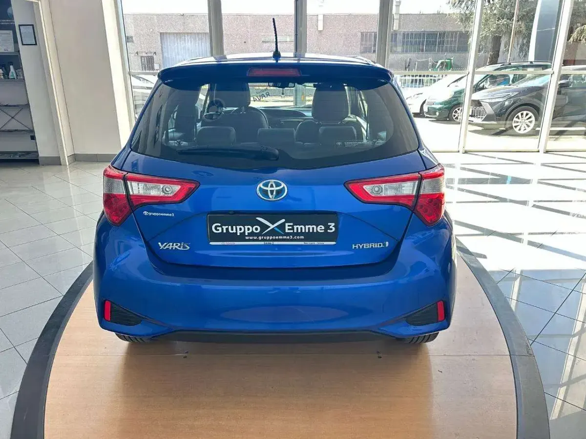 Usata Toyota Yaris Hybrid Style 73 CV (53 kW) 2017 Azzurro Berlina