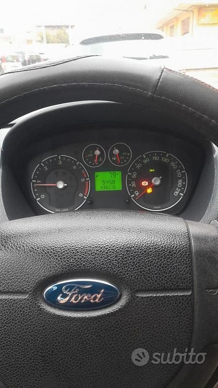 Usata Ford Fiesta 49 CV (36 kW) 2006 Rosso Berlina
