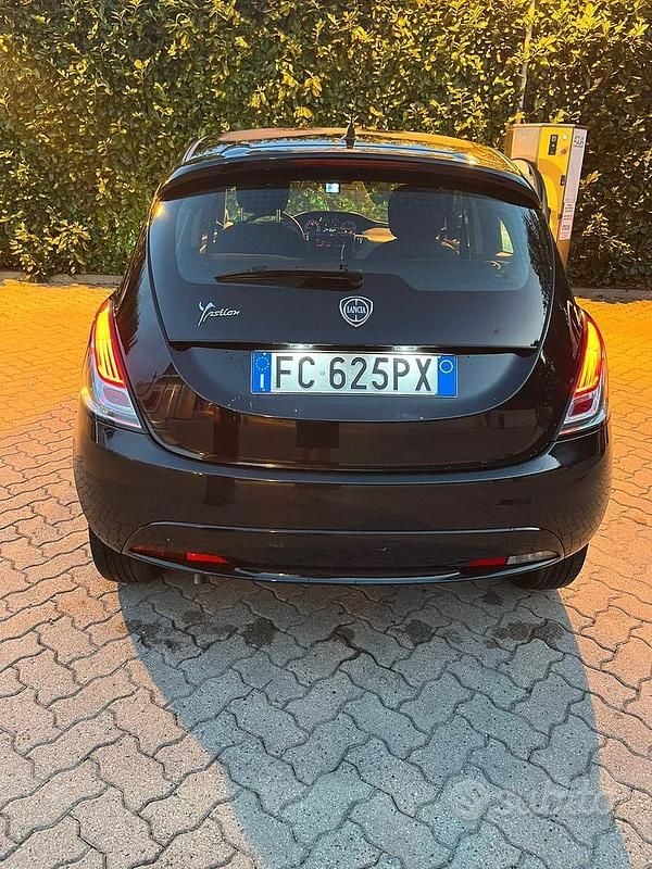Usata Lancia Ypsilon 69 CV (50 kW) 2016 Nero Utilitaria