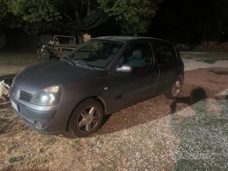 Usata 2003 Renault Clio II Due volumi | 700 € (Super prezzo) - Immagine 1/3