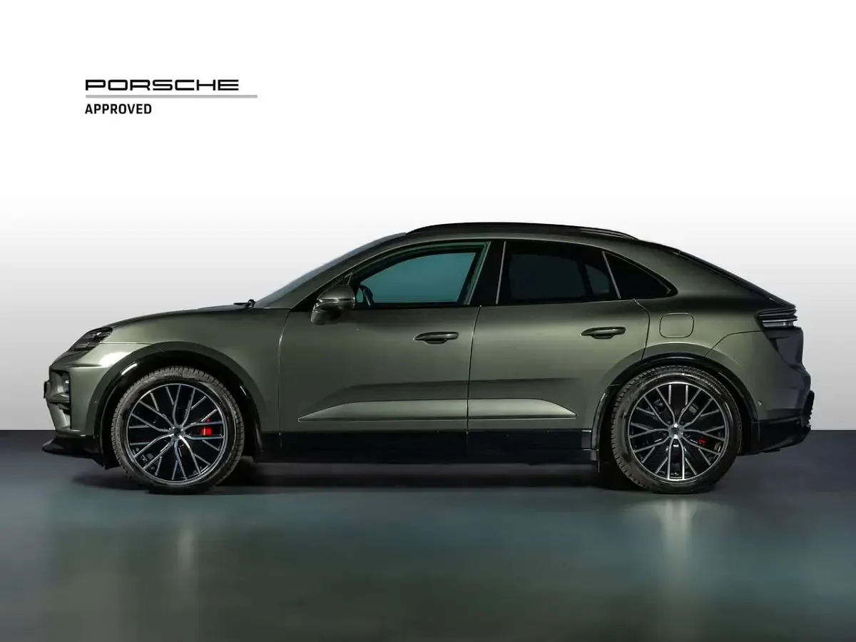 Usata Porsche Macan Turbo 144 kW (197 CV) 2024 Verde aventurine metallizzato SUV