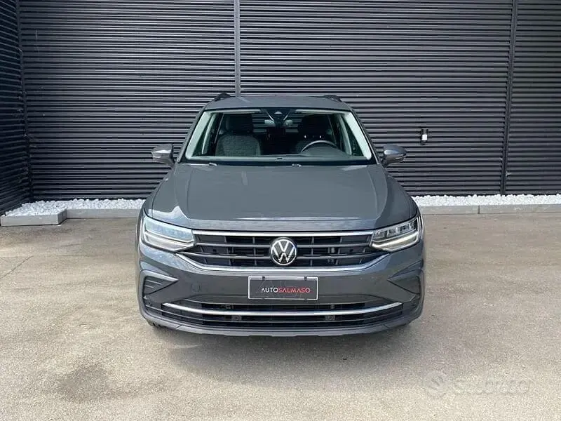 Usata VW Tiguan Life 150 CV (110 kW) 2024 Grigio metallizzato SUV