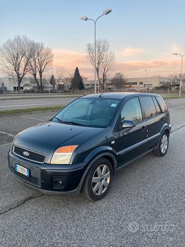 Grigio Usata 2006 Ford Fusion Collection Tre volumi | 3150 € (Buon prezzo) - Immagine 1/4