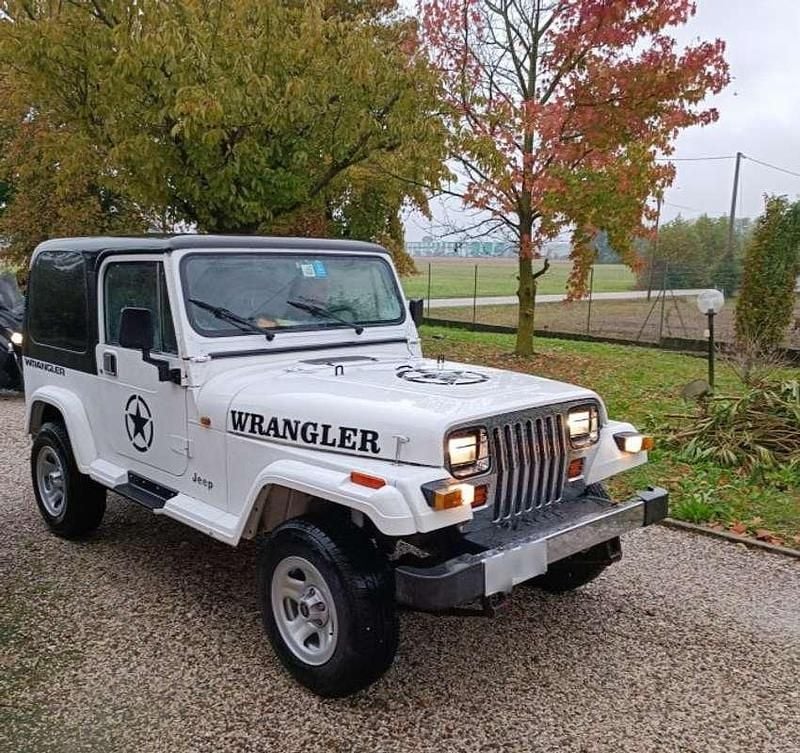 Usata Jeep Wrangler Laredo 103 CV (75 kW) 1989 Bianco SUV
