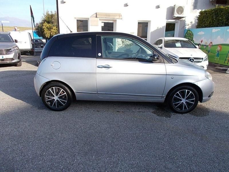 Usata Lancia Ypsilon 77 CV (56 kW) 2010 Argento / metallizzato Utilitaria
