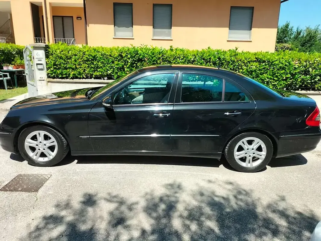 Usata Mercedes E220 Classic 170 CV (125 kW) 2006 Nero Berlina