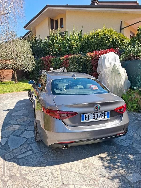 Usata Alfa Romeo Giulia 150 CV (110 kW) 2018 Grigio Berlina