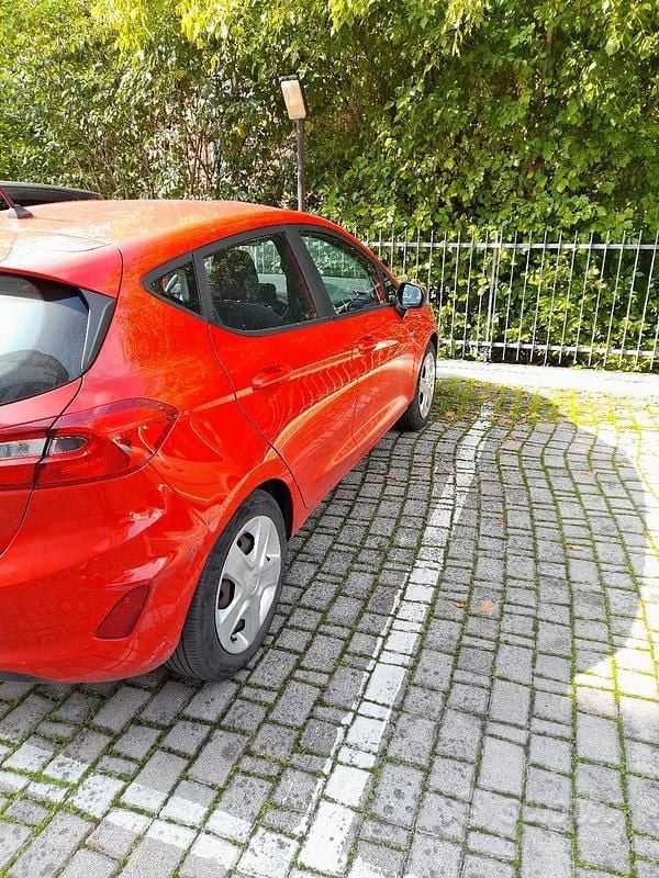 Usado Ford Fiesta 86 CV (63 kW) 2018 Rojo Utilitario