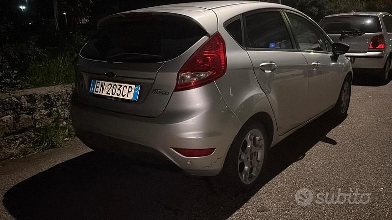 Usata Ford Fiesta Titanium 96 CV (70 kW) 2011 Grigio Utilitaria