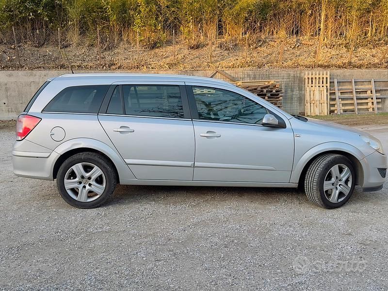 Usata Opel Astra Cosmo 110 CV (80 kW) 2009 Grigio Station wagon