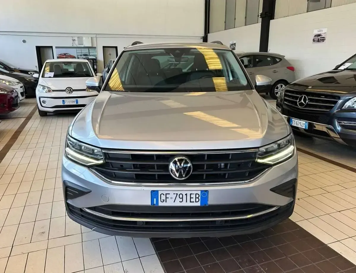 Usata VW Tiguan R-line 150 CV (110 kW) 2021 Argento SUV