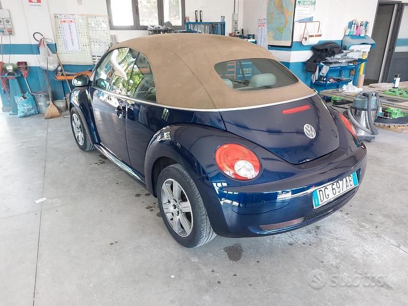 Usata VW New Beetle 105 CV (77 kW) 2006 Blu Utilitaria