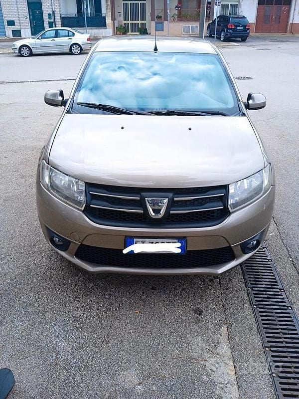 Usata Dacia Sandero Lauréate 75 CV (55 kW) 2014 Marrone Berlina