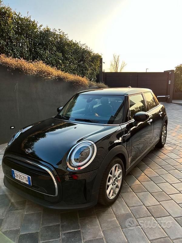 Usata Mini ONE Essential 75 CV (55 kW) 2022 Nero Utilitaria