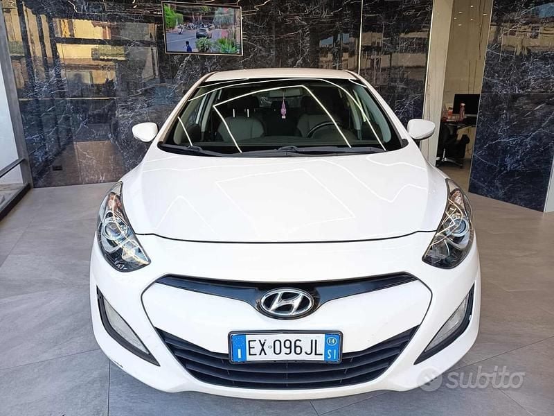 Bianco Usata 2014 Hyundai i30 Comfort Tre volumi | 8999 € (Buon prezzo) - Immagine 1/4