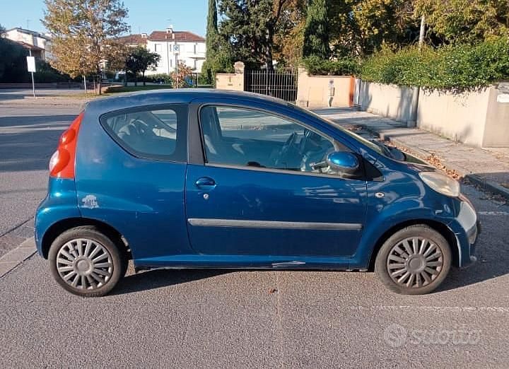 Usata Peugeot 107 68 CV (50 kW) 2005 Blu Utilitaria