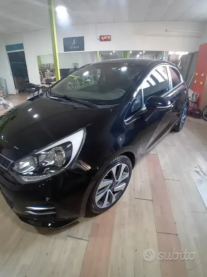 Usado Kia Rio 85 CV (62 kW) 2016 Negro Utilitario