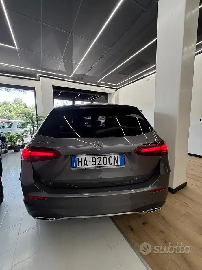 Usata Mercedes B180 AMG Line Premium 116 CV (85 kW) 2025 Grigio Utilitaria