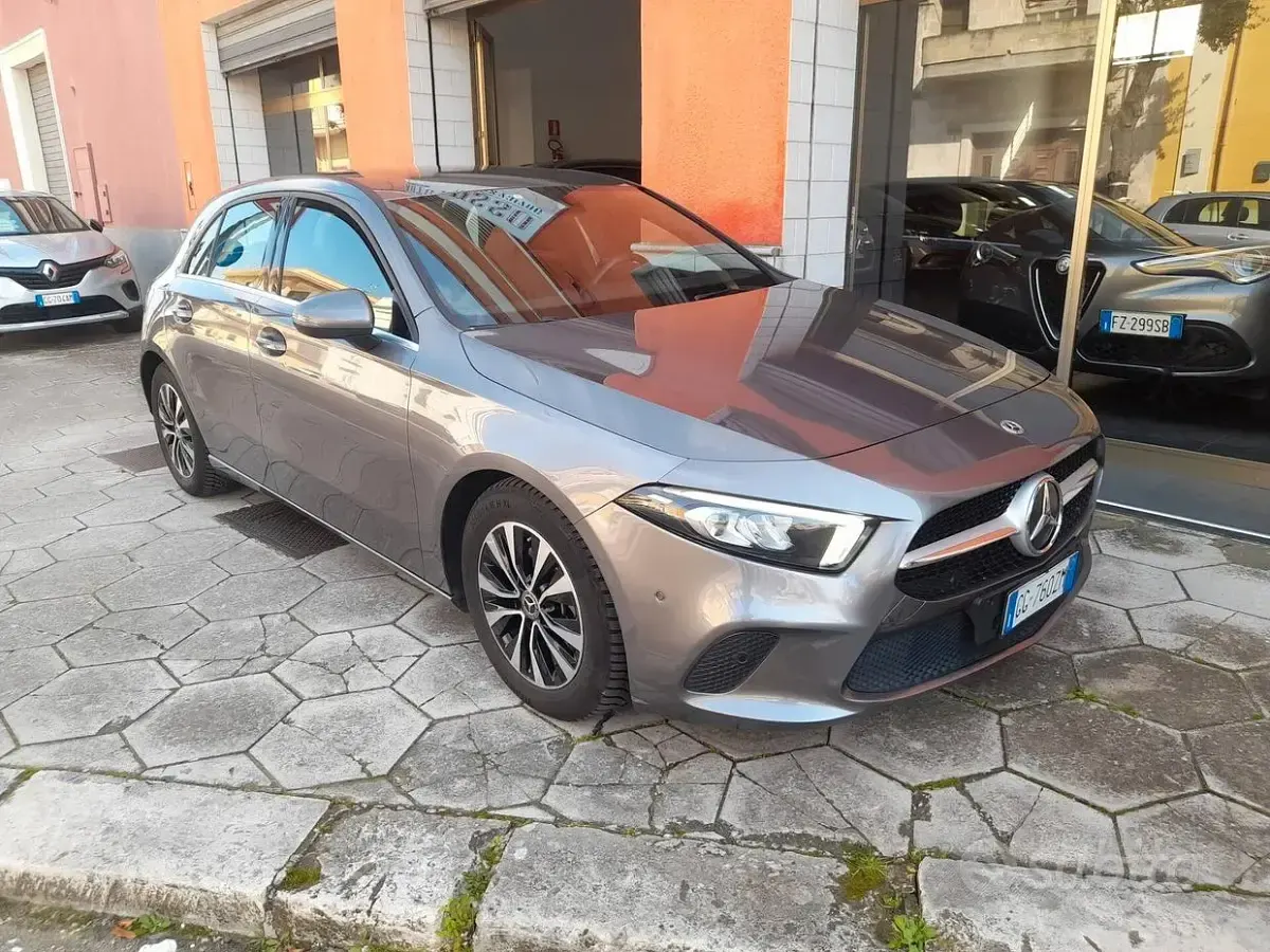 Usata Mercedes A180 Business 116 CV (85 kW) 2021 Grigio Berlina