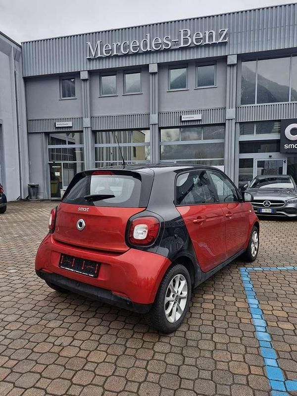 Usata Smart ForFour Passion 90 CV (66 kW) 2017 Cadmium red Utilitaria