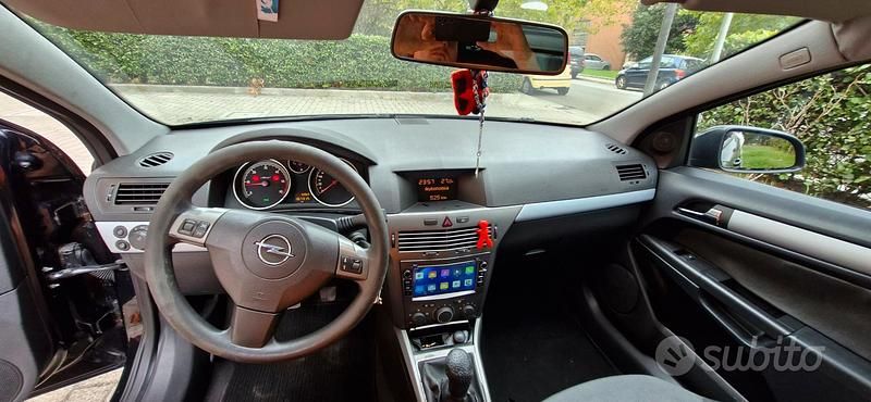Usata Opel Astra GTC 90 CV (66 kW) 2007 Nero Berlina