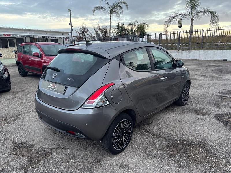 Usata Lancia Ypsilon Gold 69 CV (50 kW) 2022 Argento Utilitaria