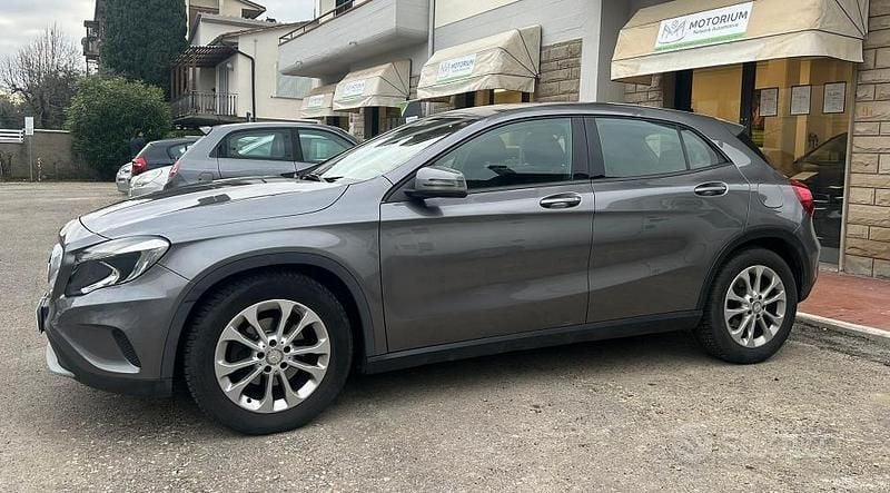 Usata Mercedes GLA180 109 CV (80 kW) 2015 Grigio SUV