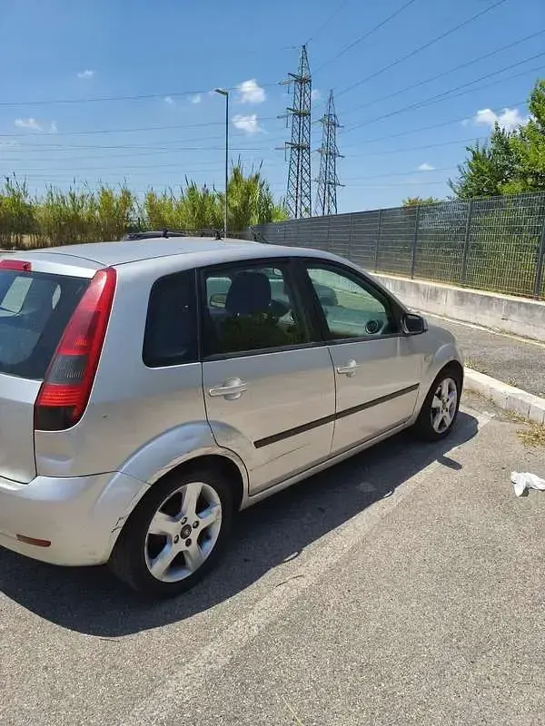 Usata Ford Fiesta Ghia 75 CV (55 kW) 2005 Grigio Utilitaria