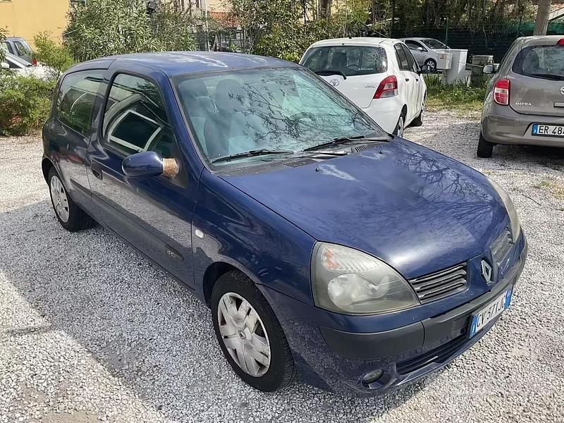 Usata Renault Clio II Initiale 82 CV (60 kW) 2004 Blu Berlina