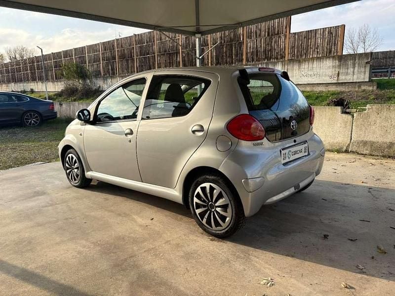 Usata Toyota Aygo 68 CV (50 kW) 2007 Argento Utilitaria