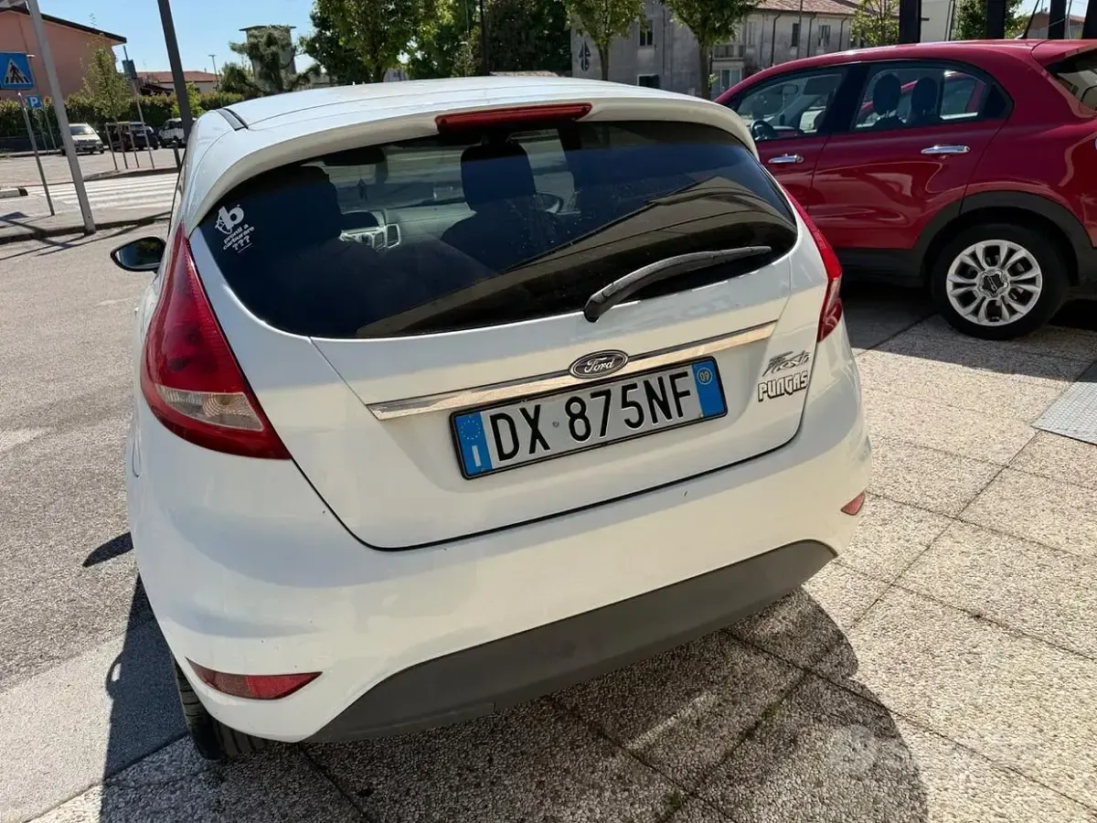 Usata Ford Fiesta 92 CV (67 kW) 2009 Bianco Berlina