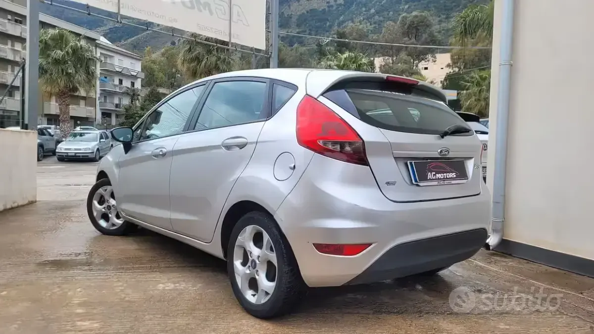 Usata Ford Fiesta Titanium 70 CV (51 kW) 2012 Grigio Berlina