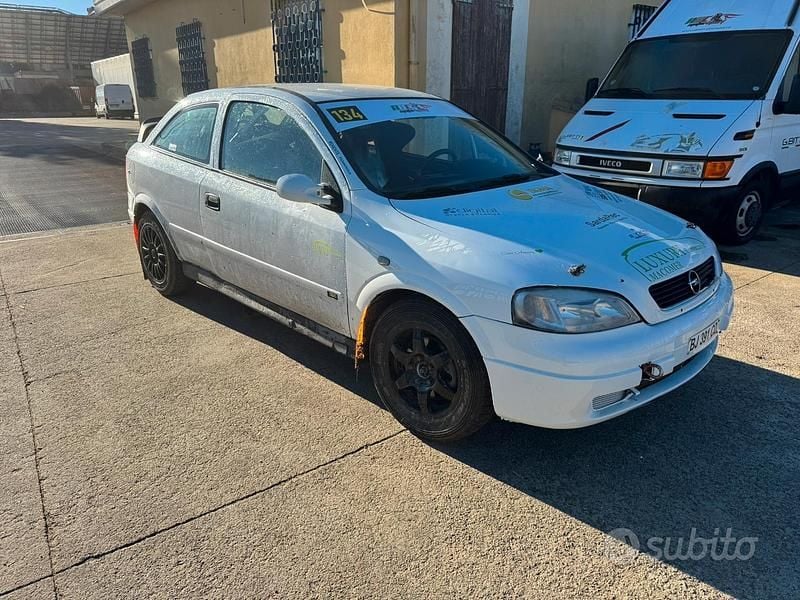 Begagnad Opel Astra OPC 82 HK (60 kW) 2000 Vit Sportkupé