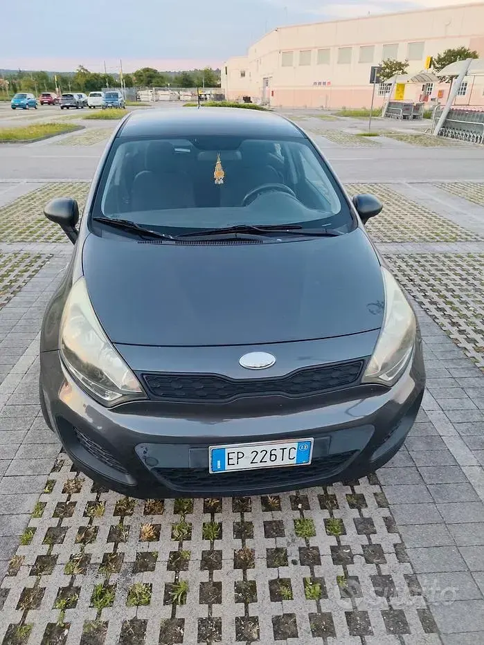 Usata Kia Rio 75 CV (55 kW) 2013 Grigio Berlina