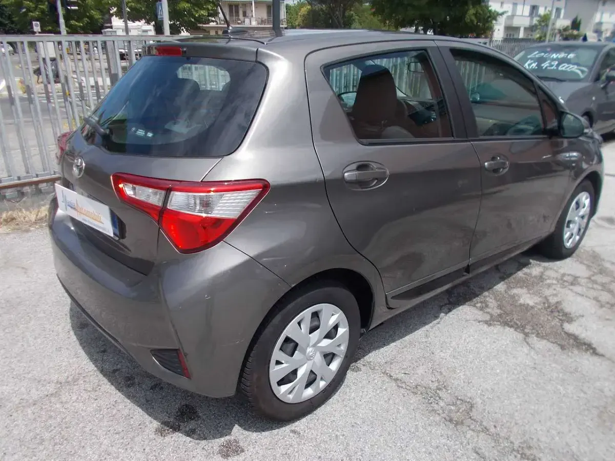 Usata Toyota Yaris Business Edition 69 CV (50 kW) 2020 Grigio Berlina