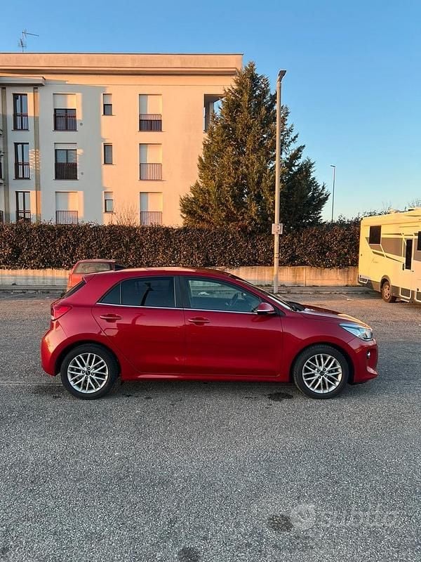Usata Kia Rio Active 101 CV (74 kW) 2018 Rosso Berlina