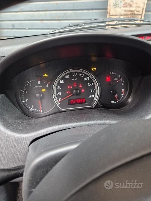 Usata Suzuki Swift 70 CV (51 kW) 2007 Grigio Utilitaria