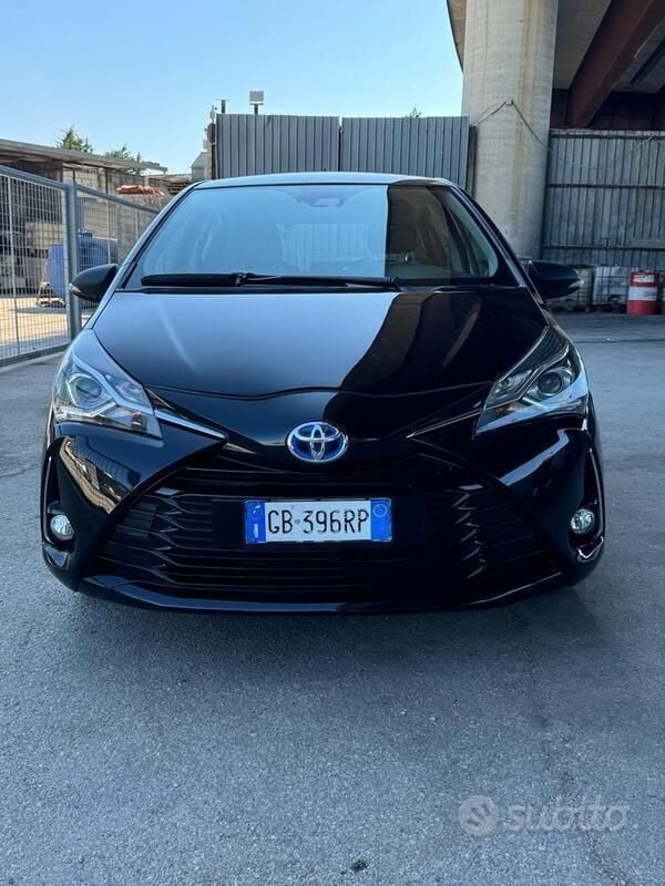 Usata Toyota Yaris Hybrid Lounge 92 CV (67 kW) 2020 Nero Berlina
