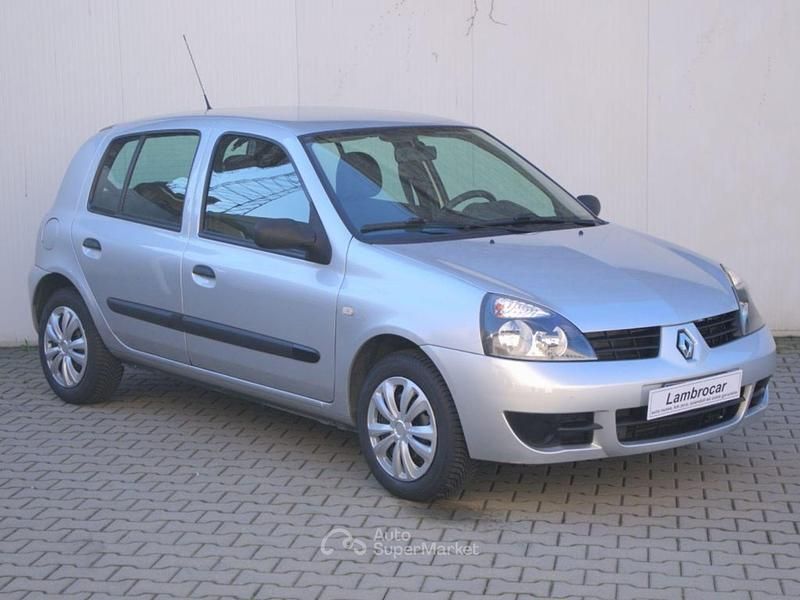 Argento Usata 2009 Renault Clio II Tre volumi | 5400 € (Molto cara) - Immagine 1/4