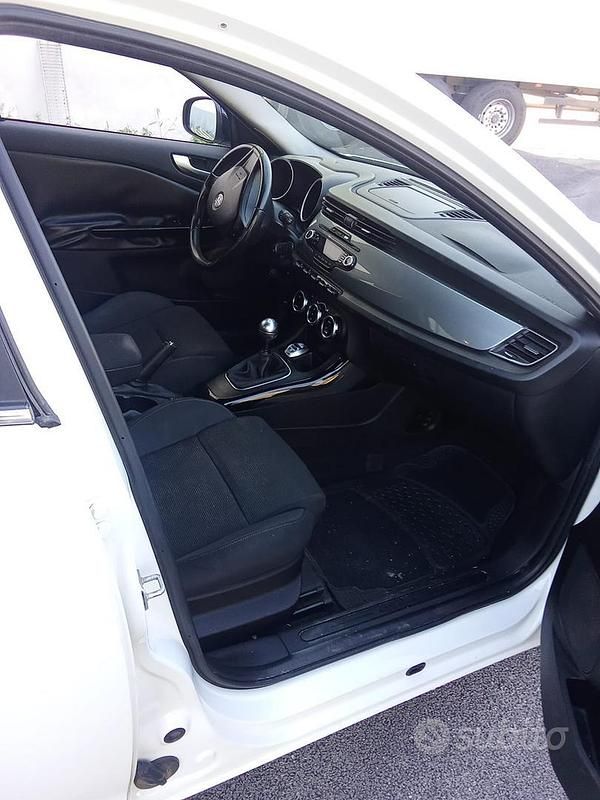 Usata Alfa Romeo Giulietta 105 CV (77 kW) 2011 Bianco Berlina
