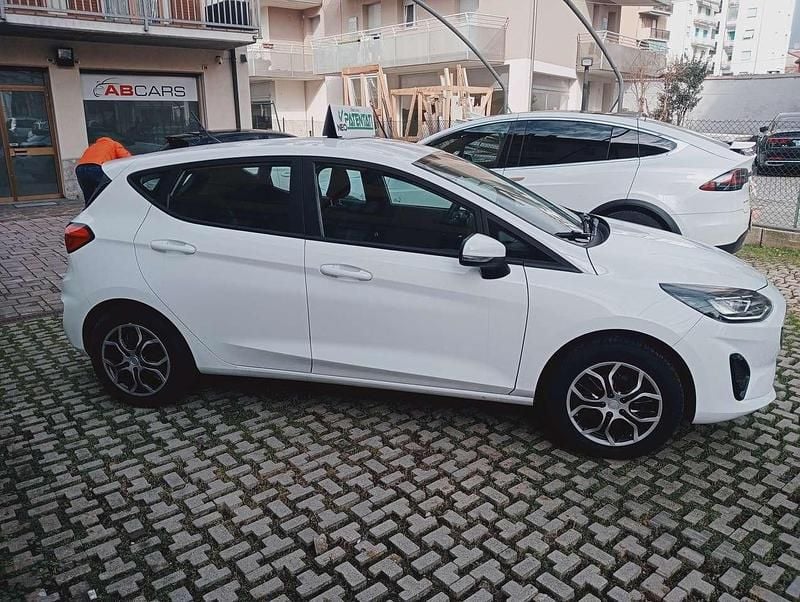 Usata Ford Fiesta 75 CV (55 kW) 2022 73h  frozen white pastello Berlina