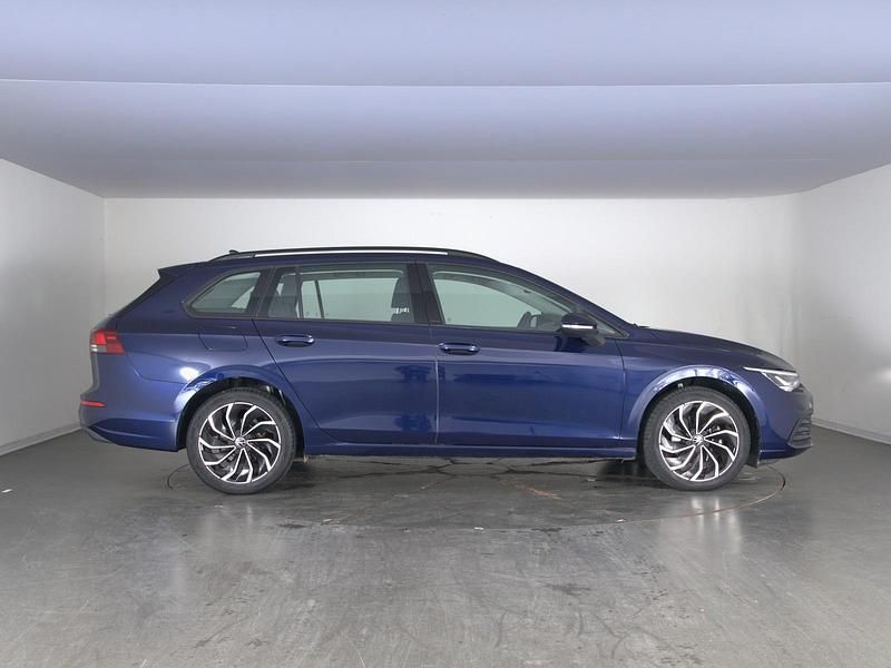 Usata VW Golf VIII Life 110 CV (80 kW) 2023 Atlantic blue metallizzato Station wagon
