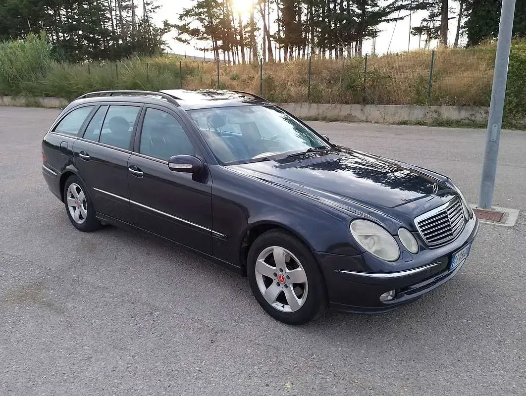 Usata Mercedes E220 Avantgarde 150 CV (110 kW) 2004 Blu/azzurro Station wagon