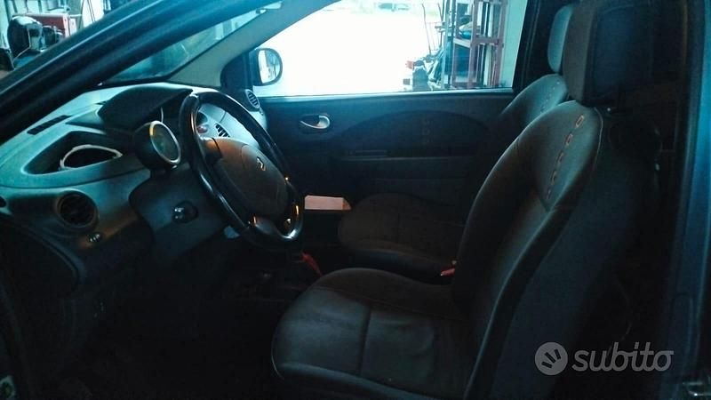 Usado Renault Twingo 65 CV (47 kW) 2010 Gris Utilitario