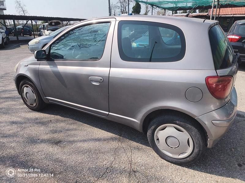 Usata Toyota Yaris 65 CV (47 kW) 2004 Argento Berlina