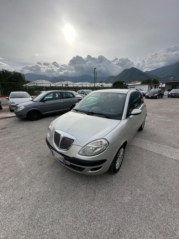 Usata Lancia Ypsilon 60 CV (44 kW) 2004 Grigio Utilitaria