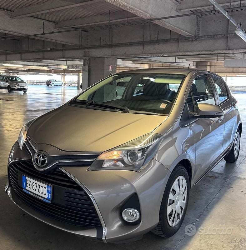 Usata Toyota Yaris Active 69 CV (50 kW) 2015 Grigio Utilitaria