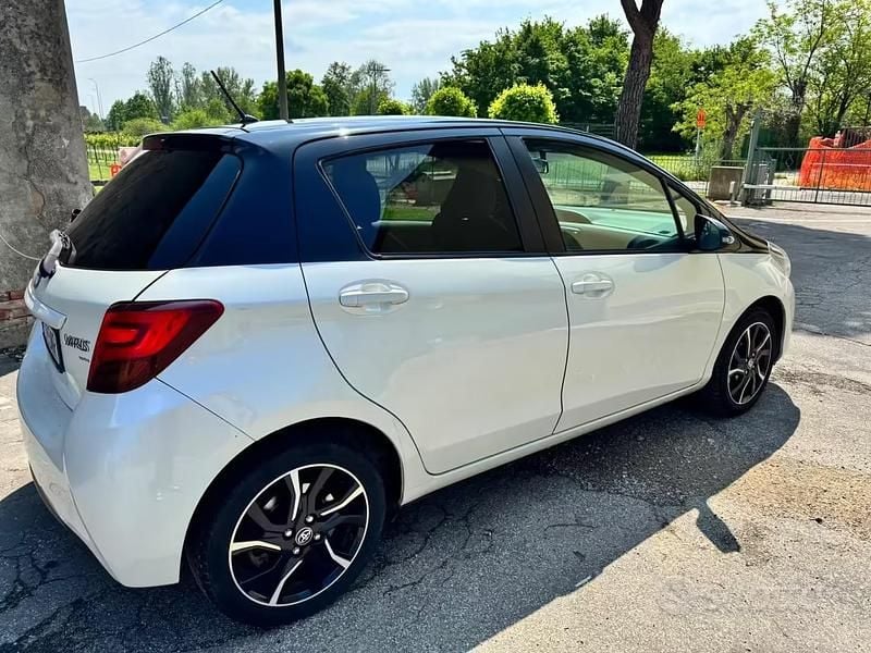 Usata Toyota Yaris 99 CV (72 kW) 2016 Bianco Utilitaria