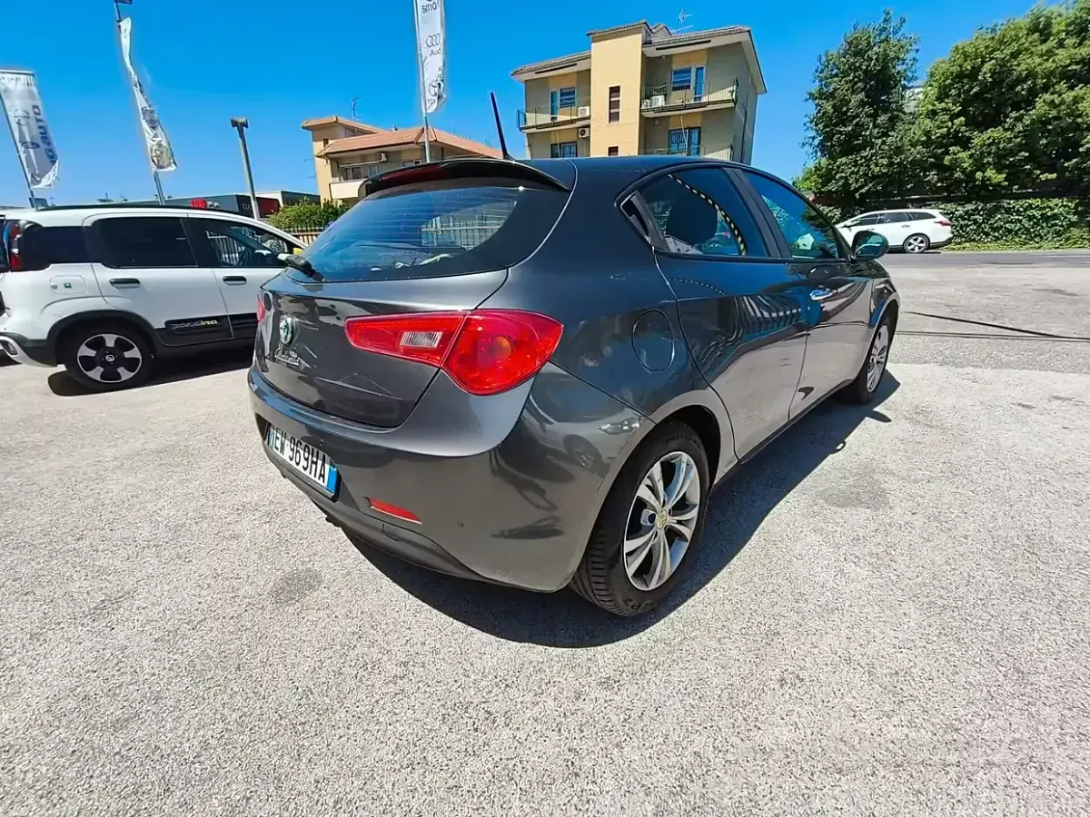 Usata Alfa Romeo Giulietta Progression 120 CV (88 kW) 2014 Gray Utilitaria