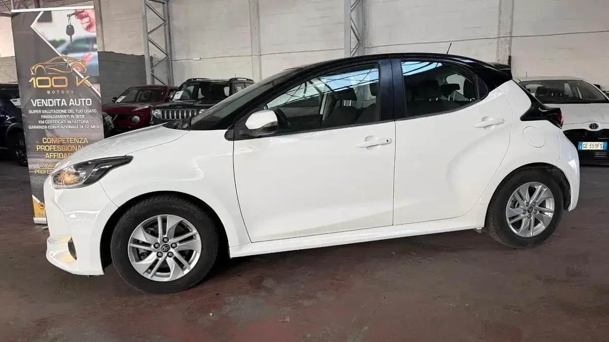 Usata Toyota Yaris Hybrid Active 92 CV (67 kW) 2021 Bianco Berlina